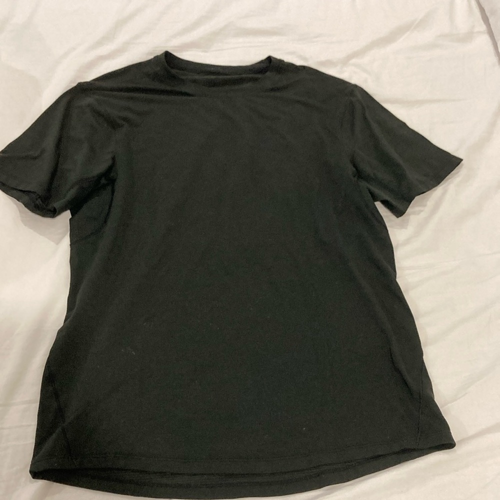 Men’s Lululemon black short sleeve T-shirt